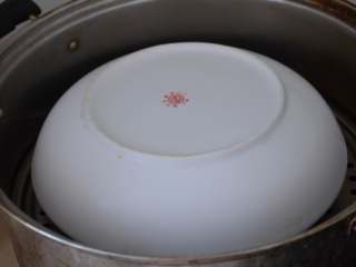 9、文蛤蒸蛋,取大盘盖住盘面,或用保鲜膜覆盖。