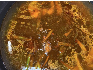 5、何炅麻辣烫,加水