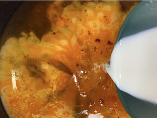 6、何炅麻辣烫,重头戏来了，加入一杯纯牛奶，是这个麻辣烫的精髓所在