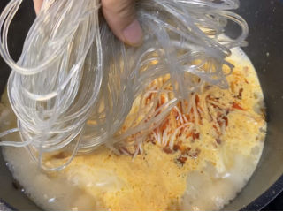 8、何炅麻辣烫,加入泡软的地瓜粉