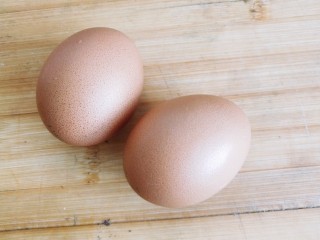 1、灵魂蛋炒饭,准备鸡蛋