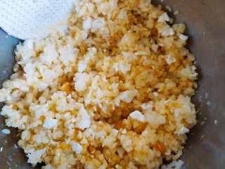 3、灵魂蛋炒饭,为了方便，我直接放好了咸鸭蛋，这个时候就要让鸭蛋和米饭充分混合