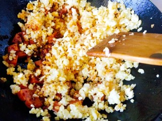 5、灵魂蛋炒饭,炒一会儿，下米饭，再炒一下放鸡蛋最后盛出即可