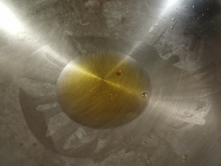 5、雪菜肉丝面,起油锅 加热