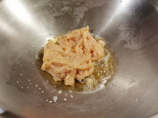 6、雪菜肉丝面,放入肉丝 小火滑炒