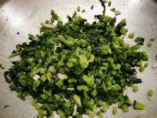 9、雪菜肉丝面,放入雪菜 翻炒3-5分钟 将雪菜炒软