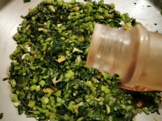 12、雪菜肉丝面,放入十三香粉