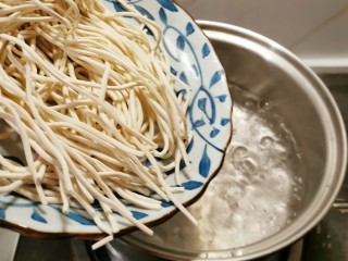 15、雪菜肉丝面,汤锅烧开水 放入面条