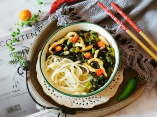 18、雪菜肉丝面,放入炒好的雪菜肉丝 拌食 香喷喷的雪菜肉丝面