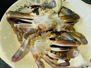 1、香辣梭子蟹,鲜活梭子蟹，翻开后盖清洗干净，并去鳃