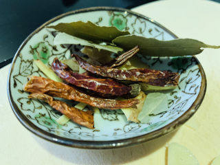 2、香辣梭子蟹,准备辣椒、香叶