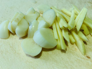 3、香辣梭子蟹,准备蒜瓣