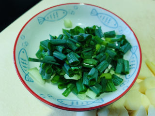 4、香辣梭子蟹,葱切粒