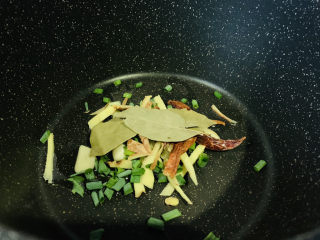 5、香辣梭子蟹,锅加食用油，大火烧热，加准备好的香料