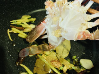 7、香辣梭子蟹,夹入梭子蟹，翻炒