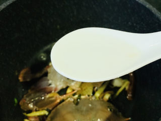 8、香辣梭子蟹,加两勺白酒，炝炒