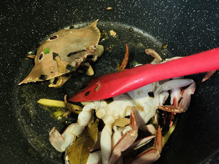 9、香辣梭子蟹,梭子蟹脚变红色