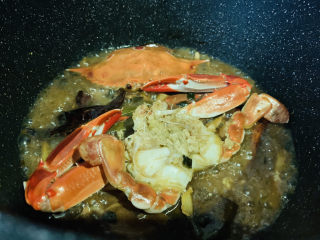 16、香辣梭子蟹,大火煮开，焖煮5分钟