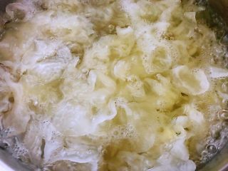 1、银耳南瓜羹,像花朵一样带着自然清香的新鲜银耳清洗干净,撒成小朵,为了让汤更加的粘稠,可撕小点。锅中加水,一次性加足量,放入银耳,大火煮开转小火或者小小火,具体的看自己的锅和火的大小来灵活调节,煮30分钟。