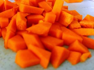 2、银耳南瓜羹,利用煮银耳的时间来处理南瓜,南瓜去皮、去瓤,清洗干净切成小丁备用,枸杞清洗干净,准备好备用。