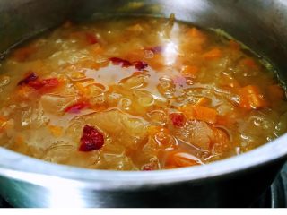 4、银耳南瓜羹,加入枸杞再继续煮5分钟即可。枸杞也有滋润皮肤和保护眼睛的作用,在此羹中是直接吃下去的效果更理想。