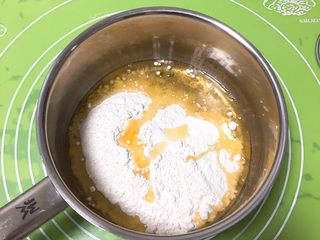 5、芝麻酥饼,倒入花生油。