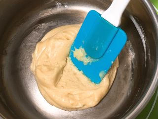 6、芝麻酥饼,用刮刀搅翻成面团。