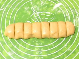 7、芝麻酥饼,整理一下分成八份,滚圆油酥就完成了。