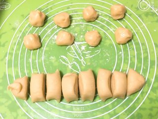 8、芝麻酥饼,30分钟后拿出面团也分成八份。