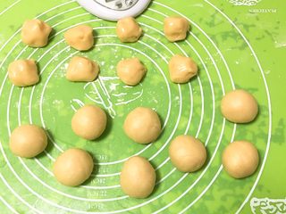 9、芝麻酥饼,全部滚圆。