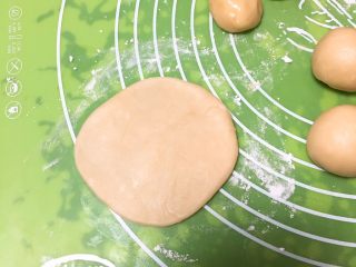 10、芝麻酥饼,将面团擀成圆饼。