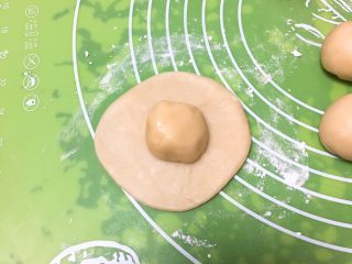 11、芝麻酥饼,放入油酥。