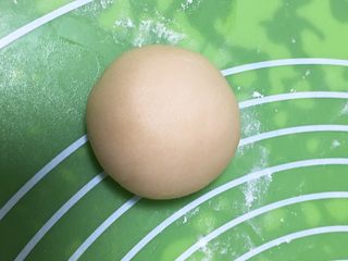 12、芝麻酥饼,包裹起来,滚圆。