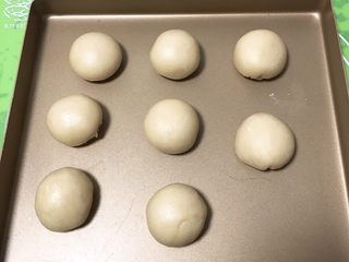 13、芝麻酥饼,依次放入金盘,套上保鲜膜静置10分钟。