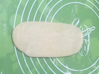 14、芝麻酥饼,将面团擀成椭圆形。