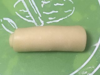 15、芝麻酥饼,顺势卷起来。