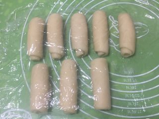 16、芝麻酥饼,全部卷完盖上保鲜膜再静置10分钟。