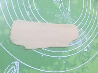 17、芝麻酥饼,再次擀成椭圆形。