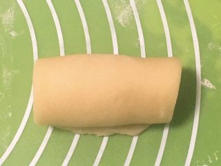 18、芝麻酥饼,再卷起来。