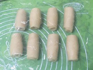 20、芝麻酥饼,盖上保鲜膜静置20分钟。