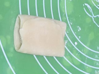 22、芝麻酥饼,折叠三层。