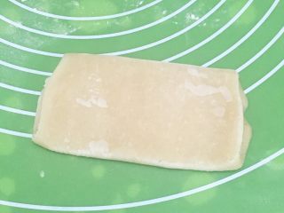 23、芝麻酥饼,再次擀成长方形。