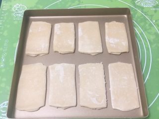 24、芝麻酥饼,依次放入金盘。