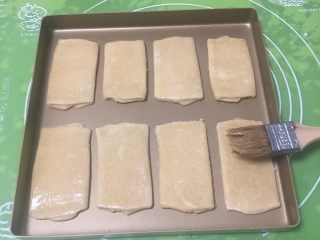 25、芝麻酥饼,表面刷上鸡蛋液。