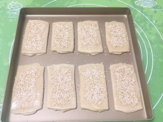 26、芝麻酥饼,放入白芝麻,用手压一下。
