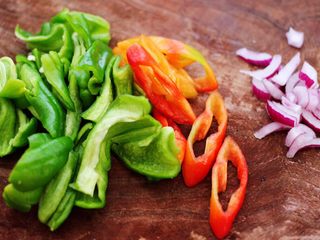 4、双椒麻辣小龙虾,把柿子椒和红椒用刀切成条状，洋葱切碎。