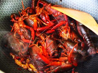 7、双椒麻辣小龙虾,这个时候锅中加入洗净的小龙虾，大火继续翻炒片刻。