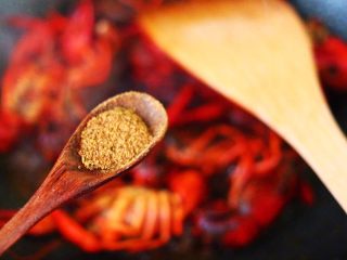 8、双椒麻辣小龙虾,加入十三香调味。