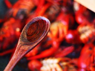 11、双椒麻辣小龙虾,加入料酒去腥味。