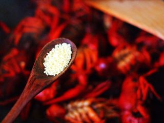 10、双椒麻辣小龙虾,再加入鸡精提鲜调味。